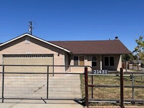 Building Photo - Corner lot in Golden Hills 3bdrm, 2 bath