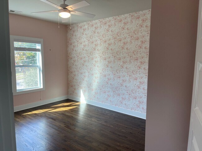 Building Photo - Convenient Living in West End