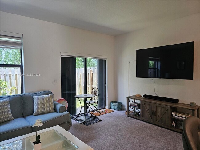 Building Photo - 3 br, 2.5 bath Townhome - 335 NE 208th Ter