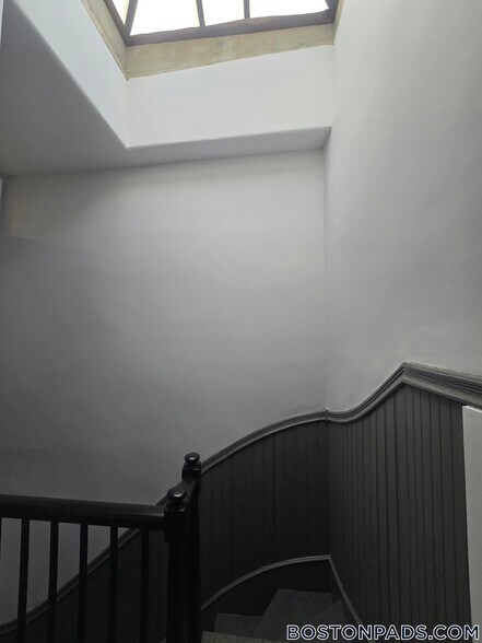 Building Photo - 118 Marginal St