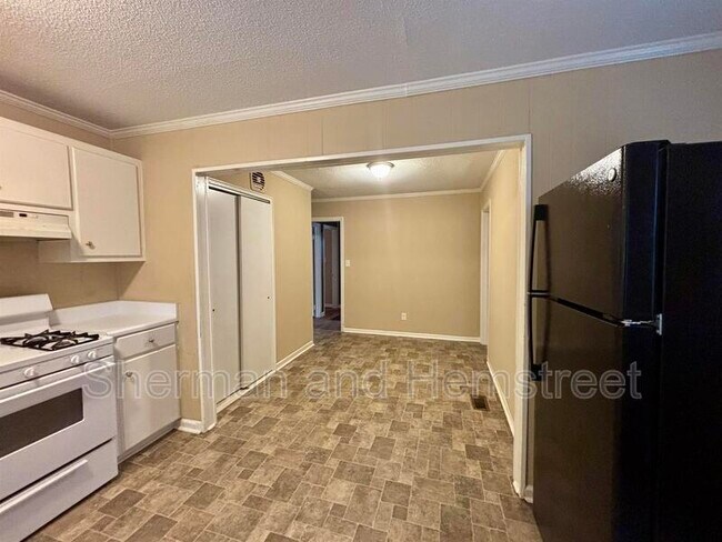 Building Photo - 3212 Sycamore Dr