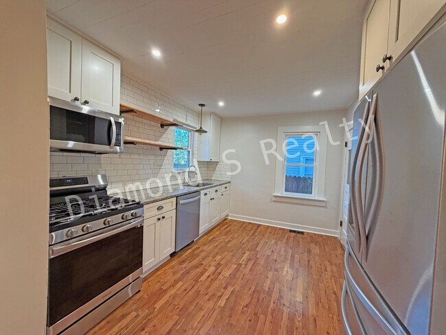 Building Photo - Stunning 2 Bedroom Home Located Near Mercy!