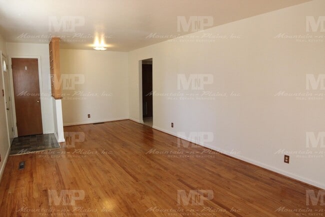 Building Photo - 1215 Lynnwood Dr