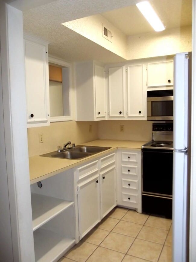 Building Photo - MOVE-IN SPECIAL  - 1 Bedroom, 1 Bath with Carport - Raintree Manor Condo
