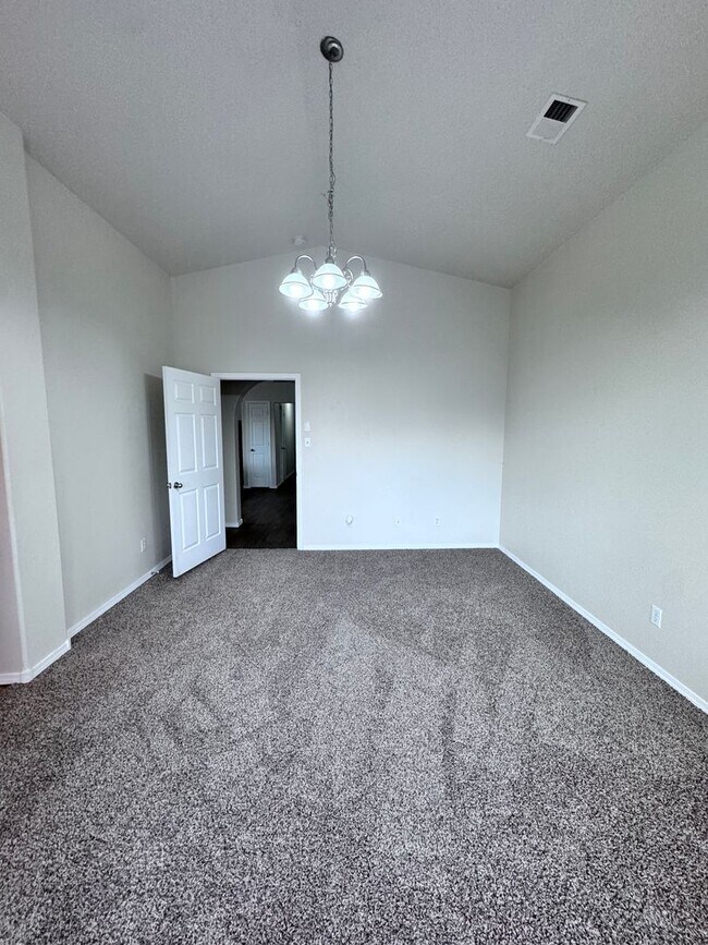 Building Photo - Great 3 bed, 2 bath, 1575 sq ft home in Huning Ranch!