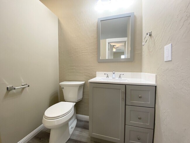 Building Photo - 4/BD 3.5/BA Spacious Home in Gated Communi...