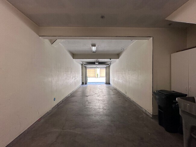 Building Photo - 3/3 Tri Level Berryessa Beauty is ready for YOU!