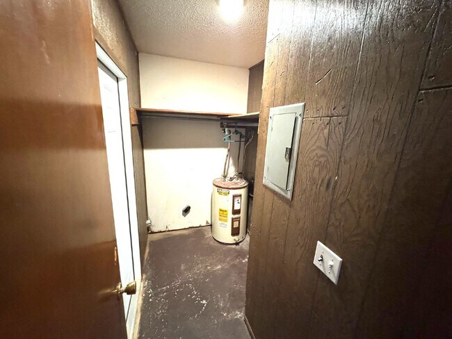 Building Photo - Duplex for rent in Dothan, AL. This 1 bedroom, 1 bath is approved for Section 8 and appliances in...