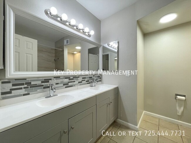 Building Photo - MODERN 2 BED, 1.5 BATH TOWNHOME LOCATED IN...