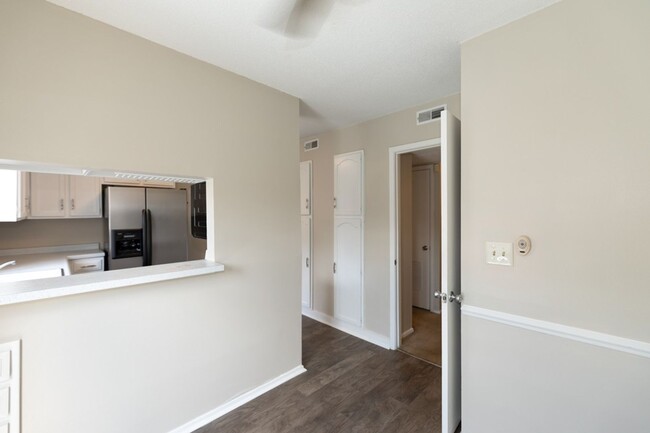 Building Photo - 2 bed 1.5 bath townhome located in the Mil...