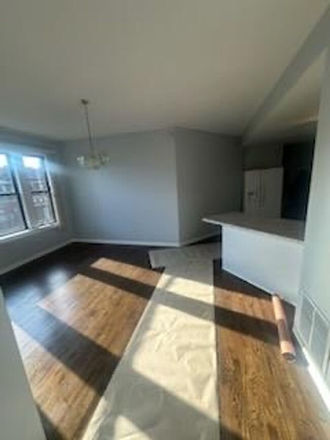 Building Photo - Large 3 bedroom 2 bathroom Condo with Cent...