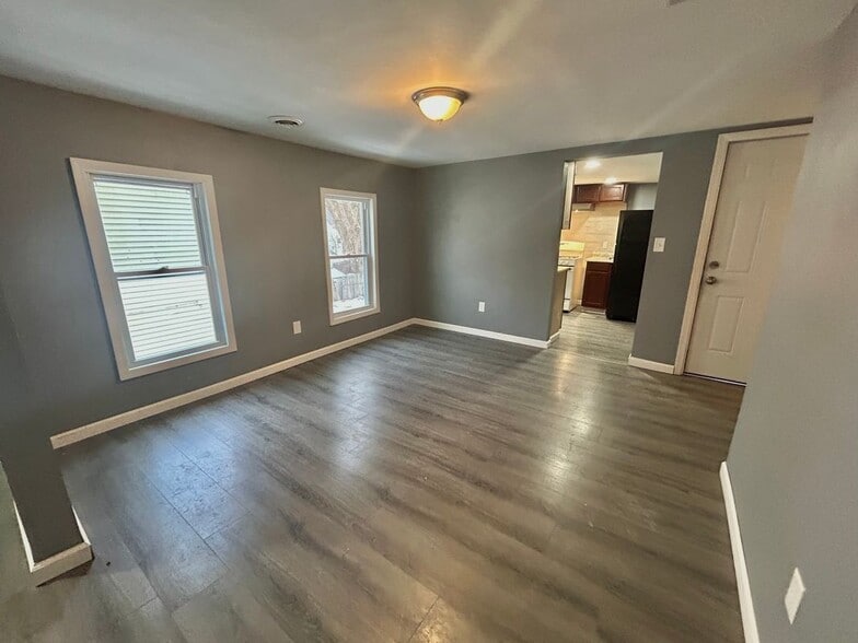 Building Photo - 553 Mumford St