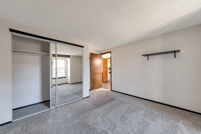 Building Photo - 2 bed 1 bath Townhome with a 2 car garage