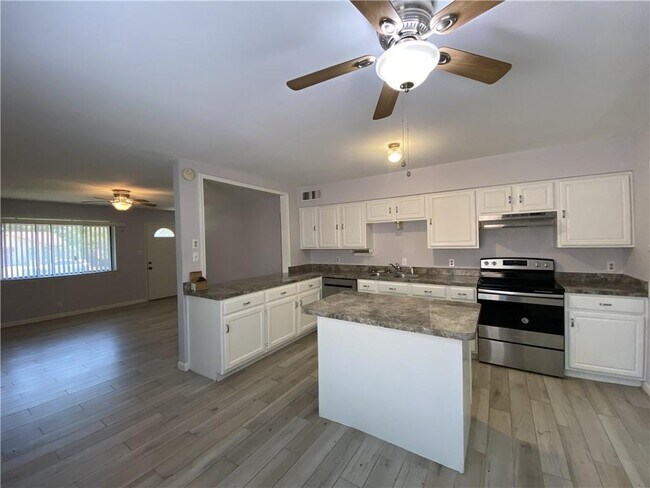 Building Photo - 1303 Barrington Dr