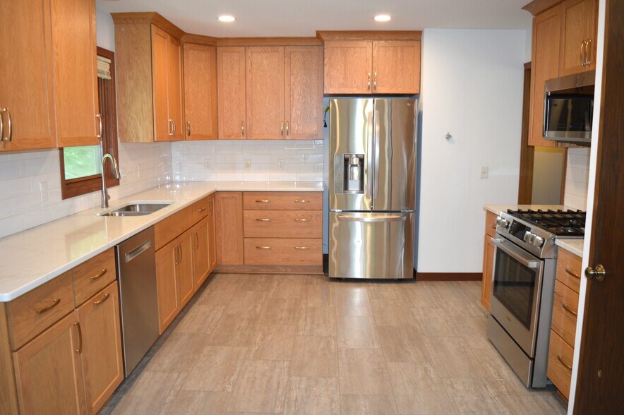 Building Photo - 1870 Sand Ridge Ct