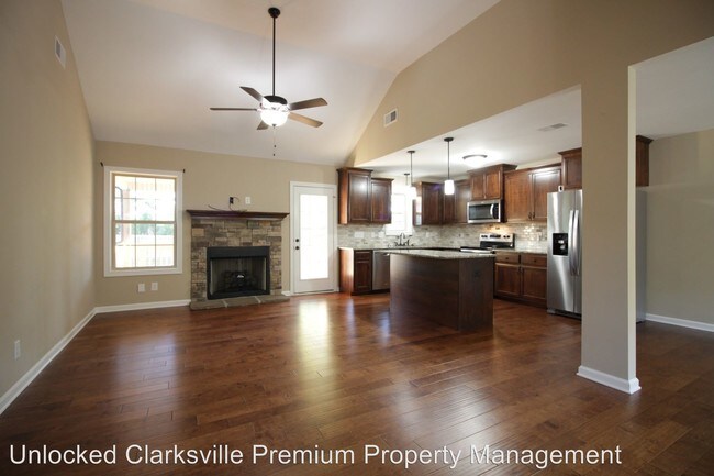 Building Photo - 5 br, 3 bath House - 1684 Putnum Drive