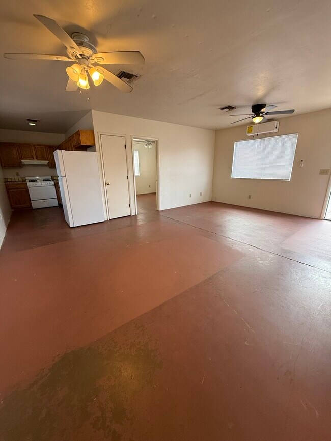 Building Photo - Town Home For Rent