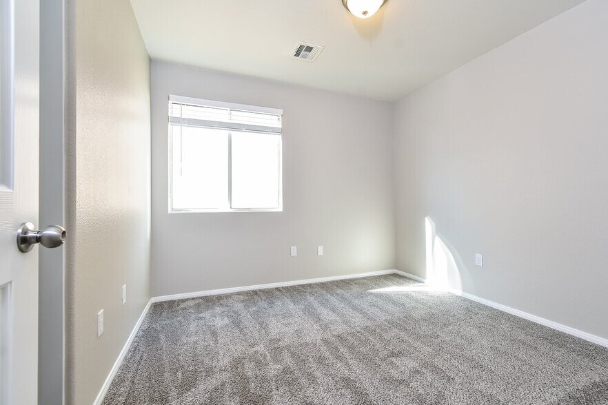 Building Photo - 9454 Havasu Canyon Ave