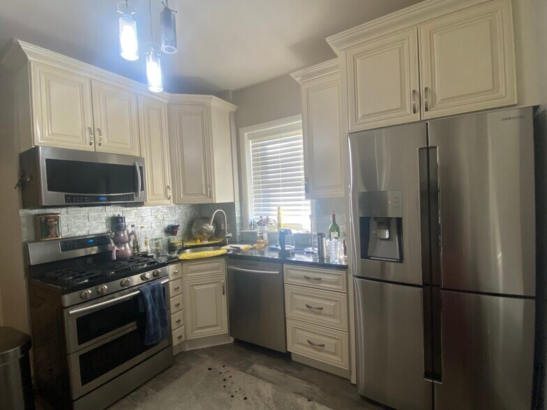 Building Photo - 4956 W Nelson St