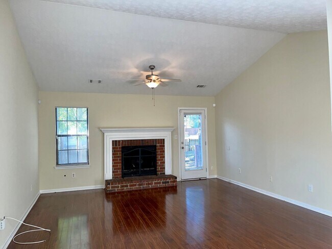 Building Photo - Spacious 3 Bed/2 Bath Ranch with Over 1800...