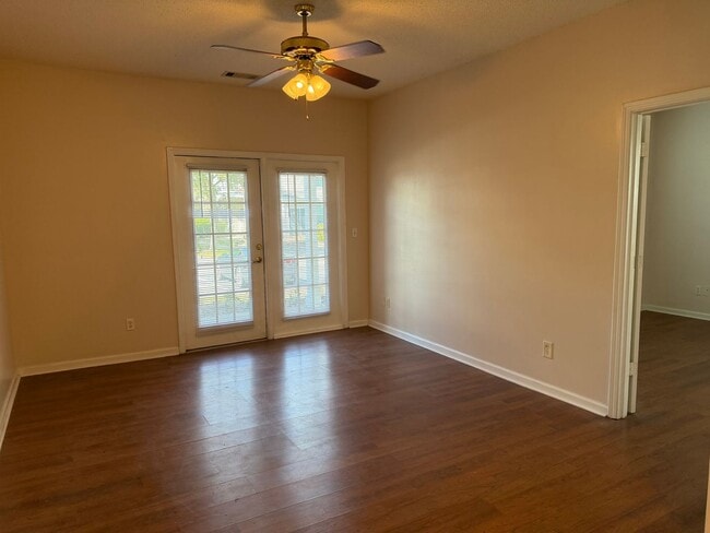 Building Photo - First Floor Condo - Estate at Westbury