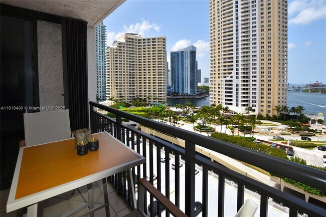Building Photo - 540 Brickell Key Dr