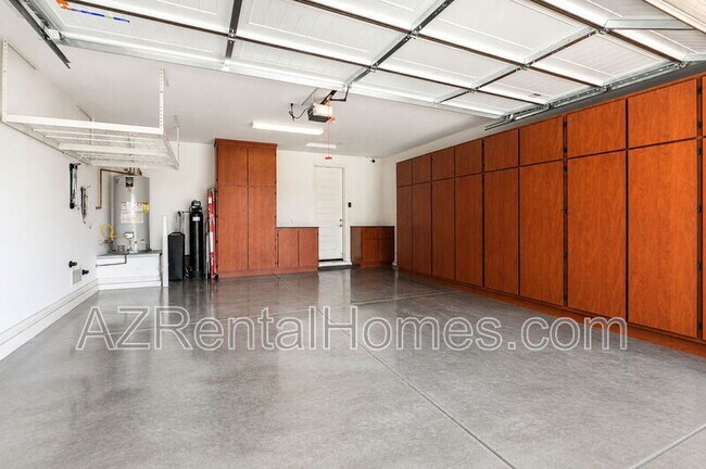 Building Photo - 9742 Thatcher Ave