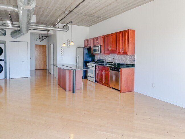 Building Photo - Luxury and Convenience in Royal Oak