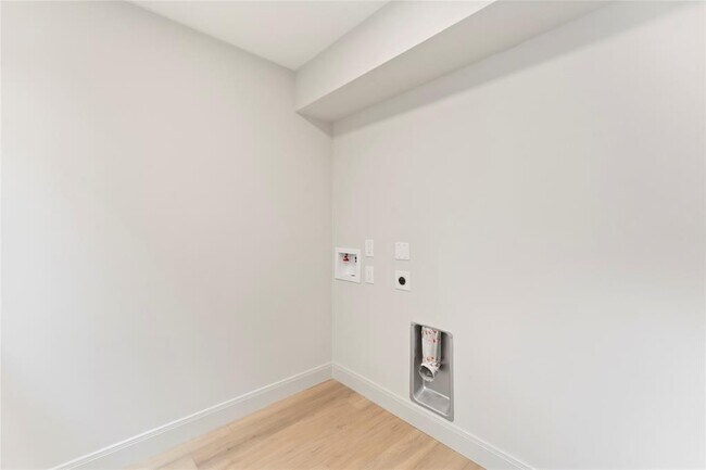 Building Photo - 14147 Hillvale Dr