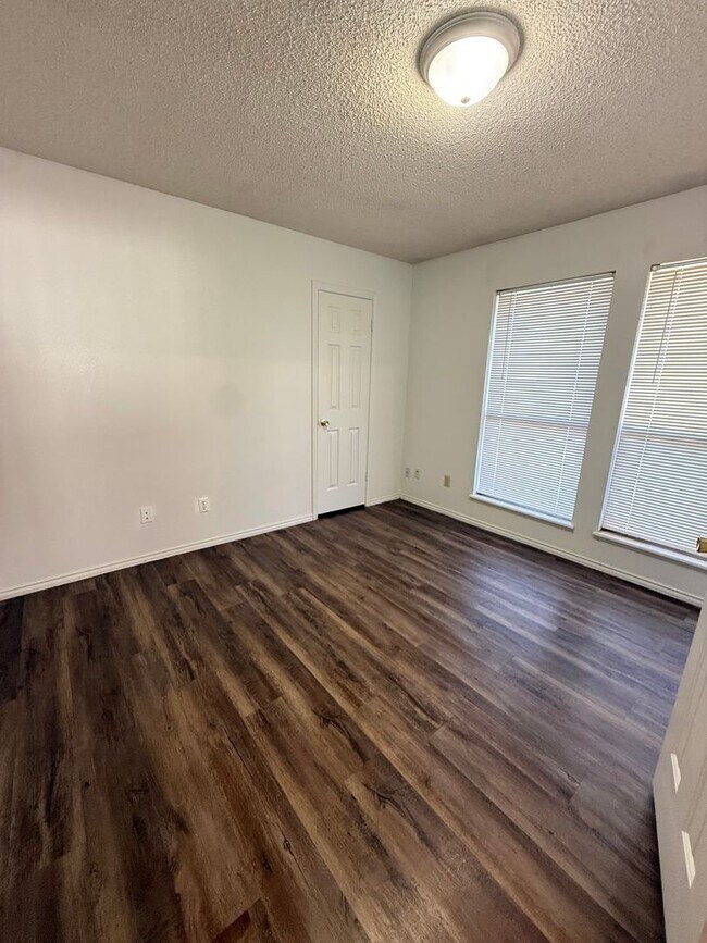 Building Photo - Garden Home on the Eastside.