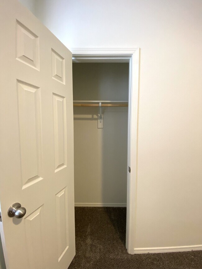 Building Photo - MUST SEE 3BR/2Bath
