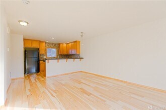 Building Photo - Charming 3-Story townhome located near Hig...