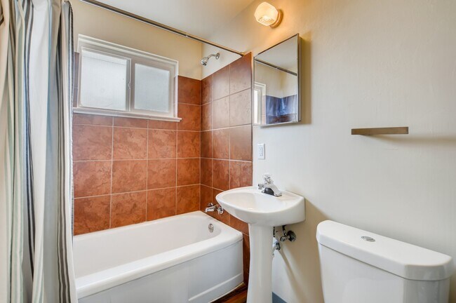 Building Photo - 216 S Irving St