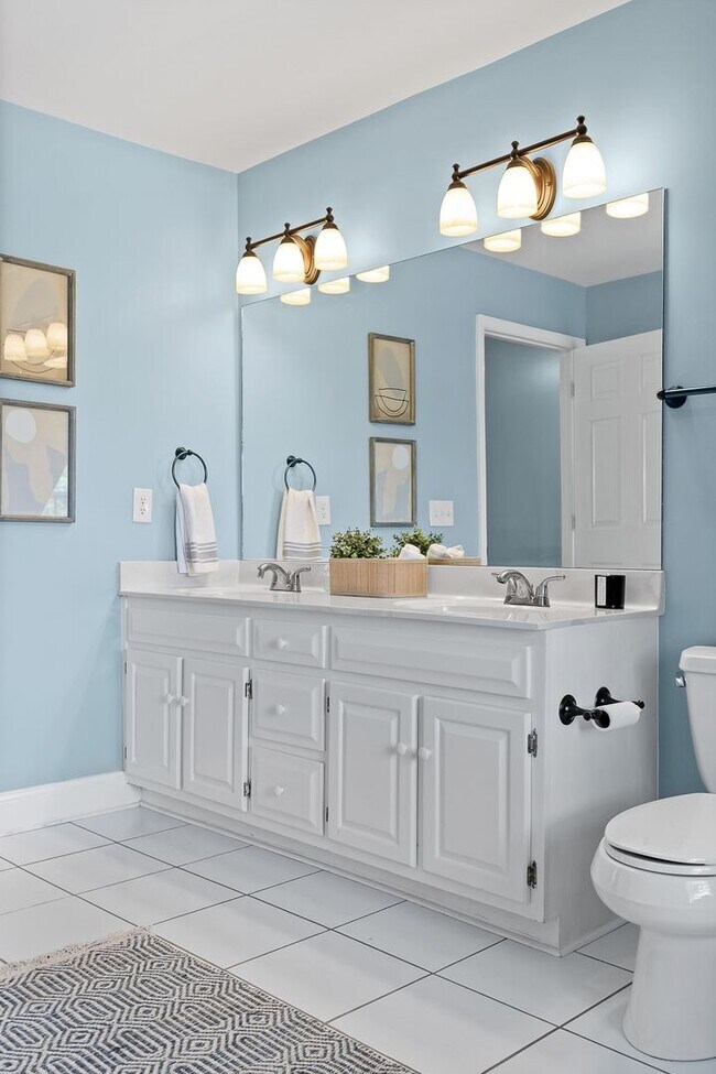 Building Photo - Beautiful 4 bedroom 2.5 bath home with lawncare, internet and security system included in rent