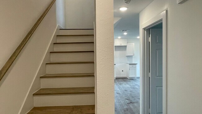 Building Photo - Fall in Love with This Beautiful 3-Bed Home