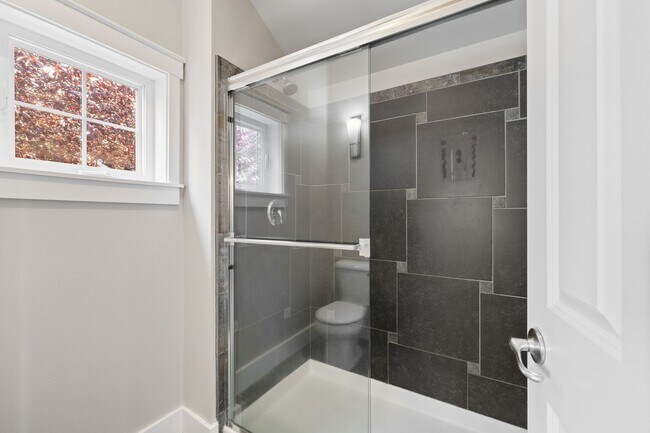 Building Photo - Stylish 3 bedroom townhome in Madison Valley!