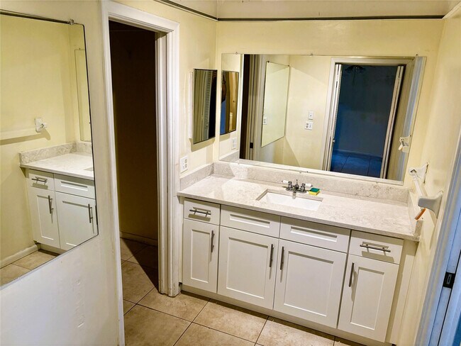 Building Photo - 7450 SW 15th St