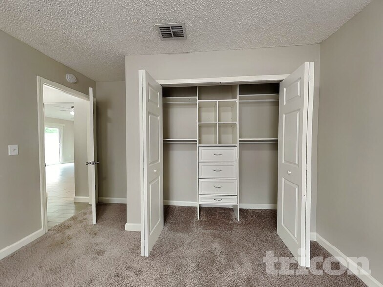 Building Photo - 1885 Ontario Ct