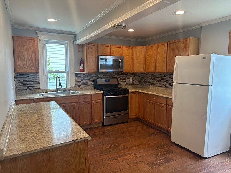 Building Photo - 90 Vernon St