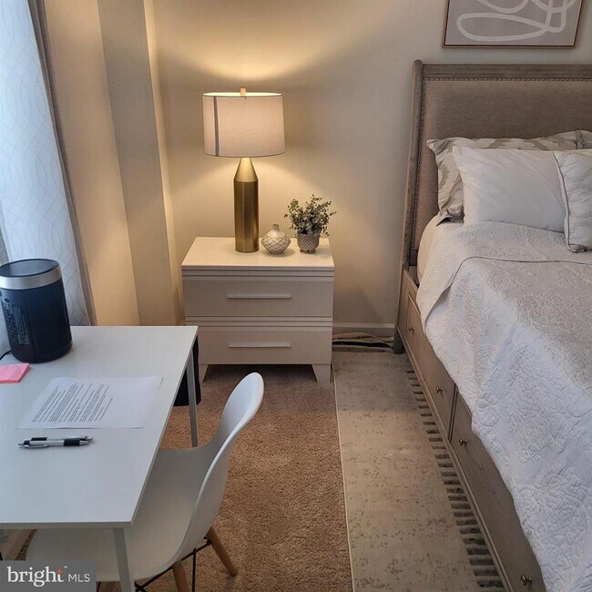 Building Photo - Welcome to your new home in the heart of L...