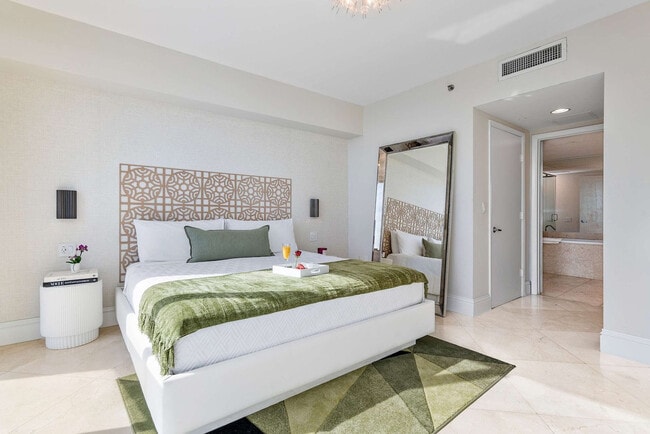 Building Photo - 485 Brickell Ave