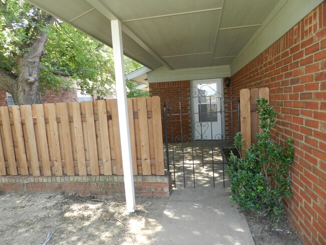 Building Photo - 4812 NW Motif Manor Blvd