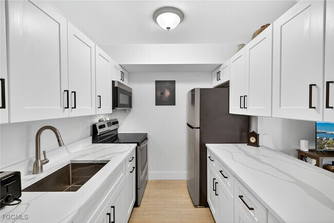 Building Photo - 330 Tudor Dr