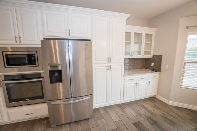 Building Photo - Executive home in The Estates at Holiday! ...