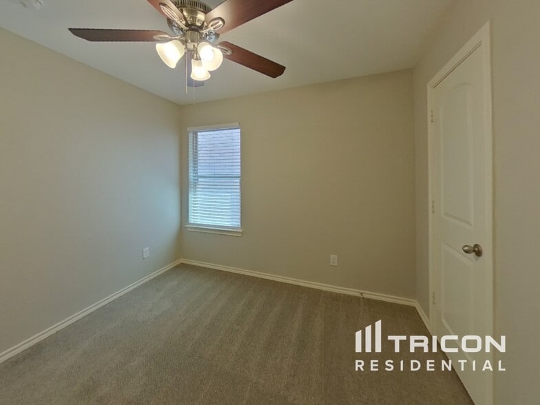 Building Photo - 617 Chickadee Dr