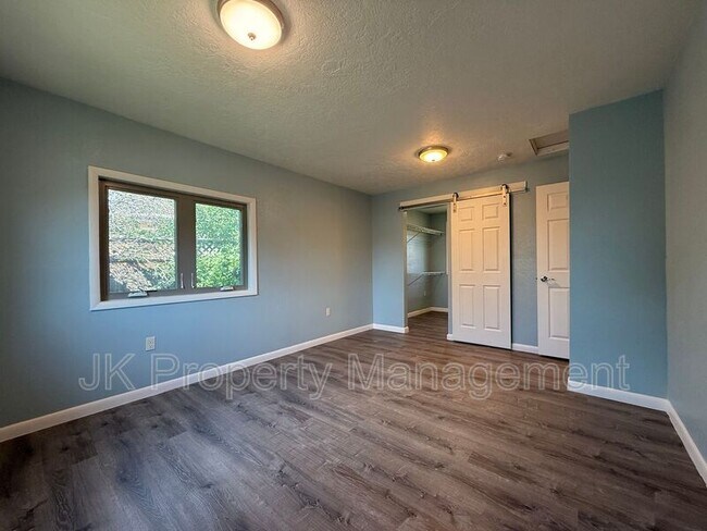 Building Photo - 105 Riverview Dr W