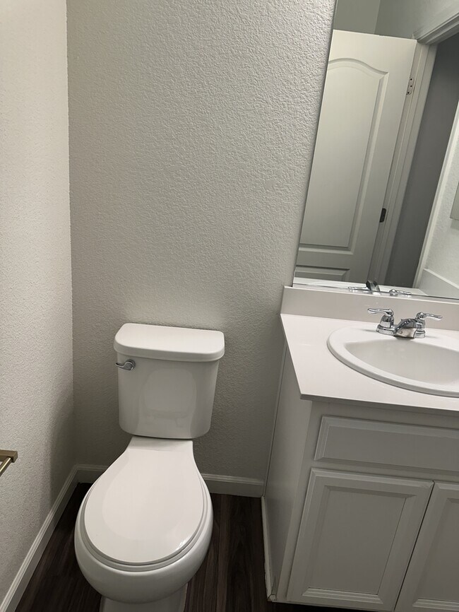 Building Photo - Manteca 5 Bedroom, 3 Bath Executive Style ...
