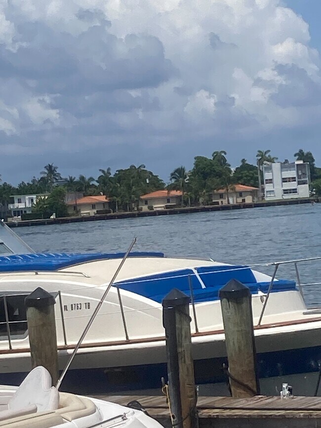 Building Photo - 2170 Bay Dr