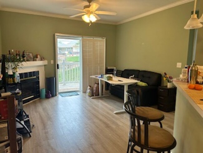 Primary Photo - Near VCOM! 3 bedroom condo in Knollwood av...