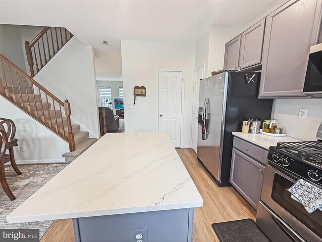 Building Photo - 2535 James Monroe Cir